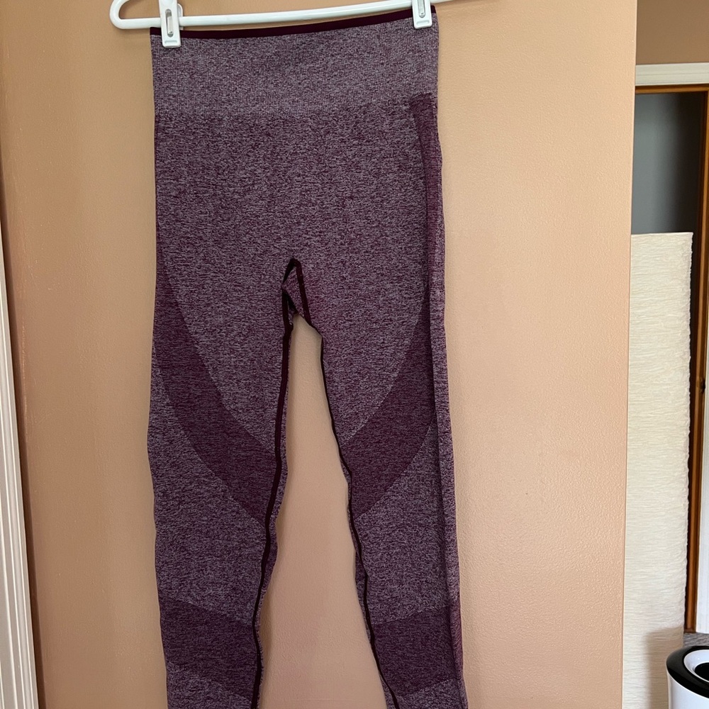 Pink seamless leggings. Maroon and white. Great condition size small.